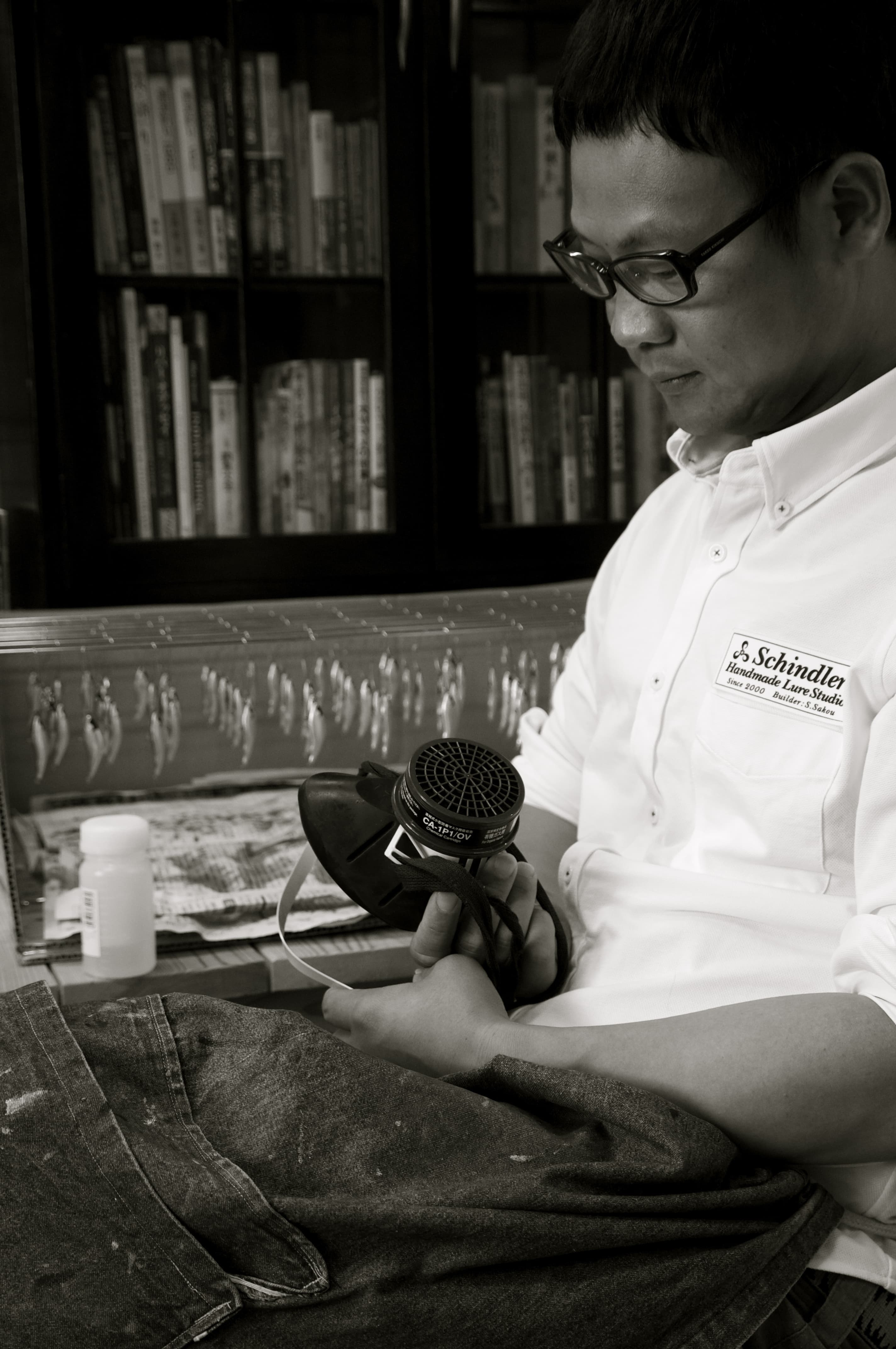 青いマスクを見つめるルアービルダー酒向智史