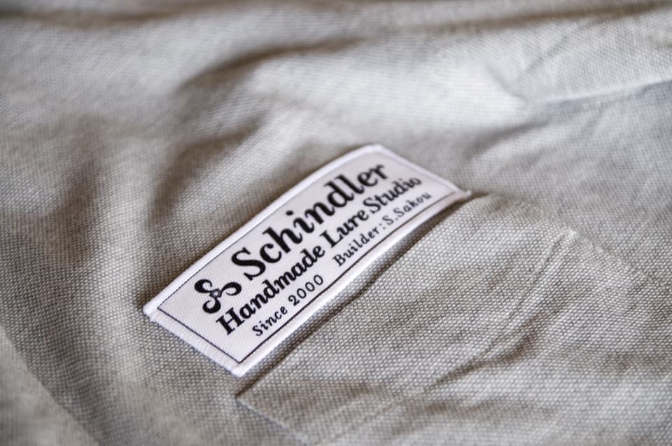 グレーのシャツに付けたシンドラーワッペン