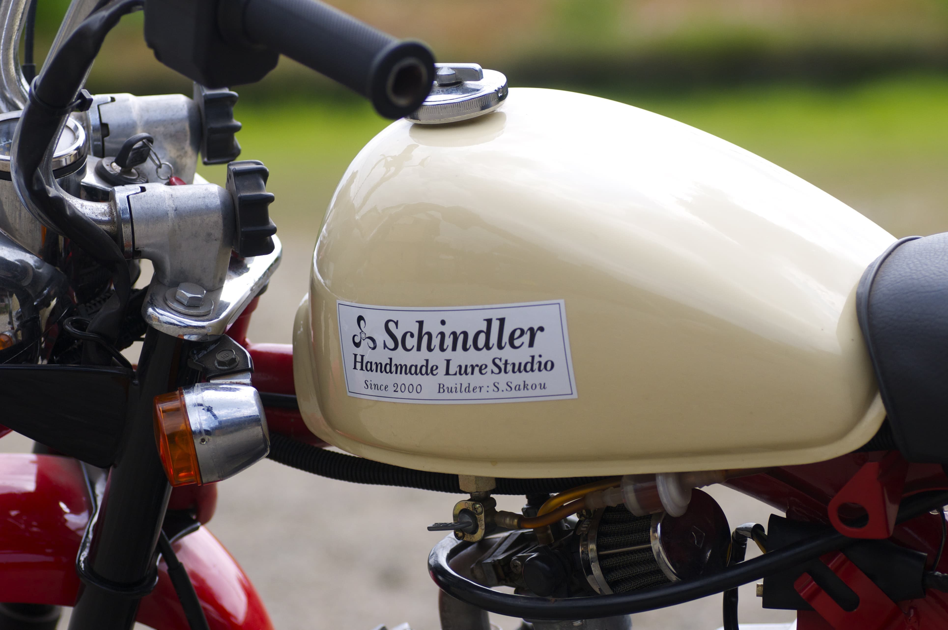 モンキーに貼ったシンドラーステッカー