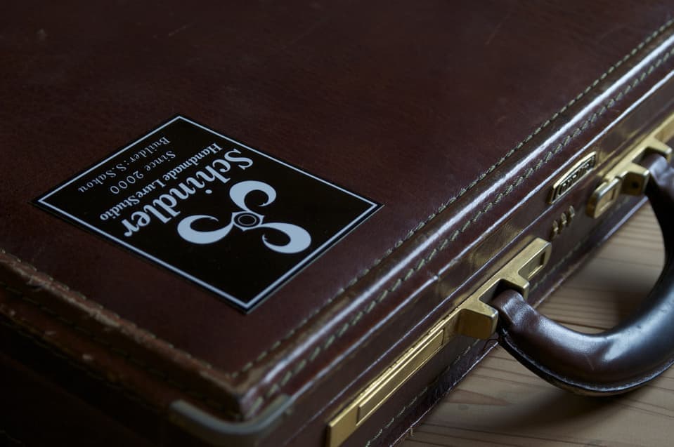 革の仕事カバンにステッカー