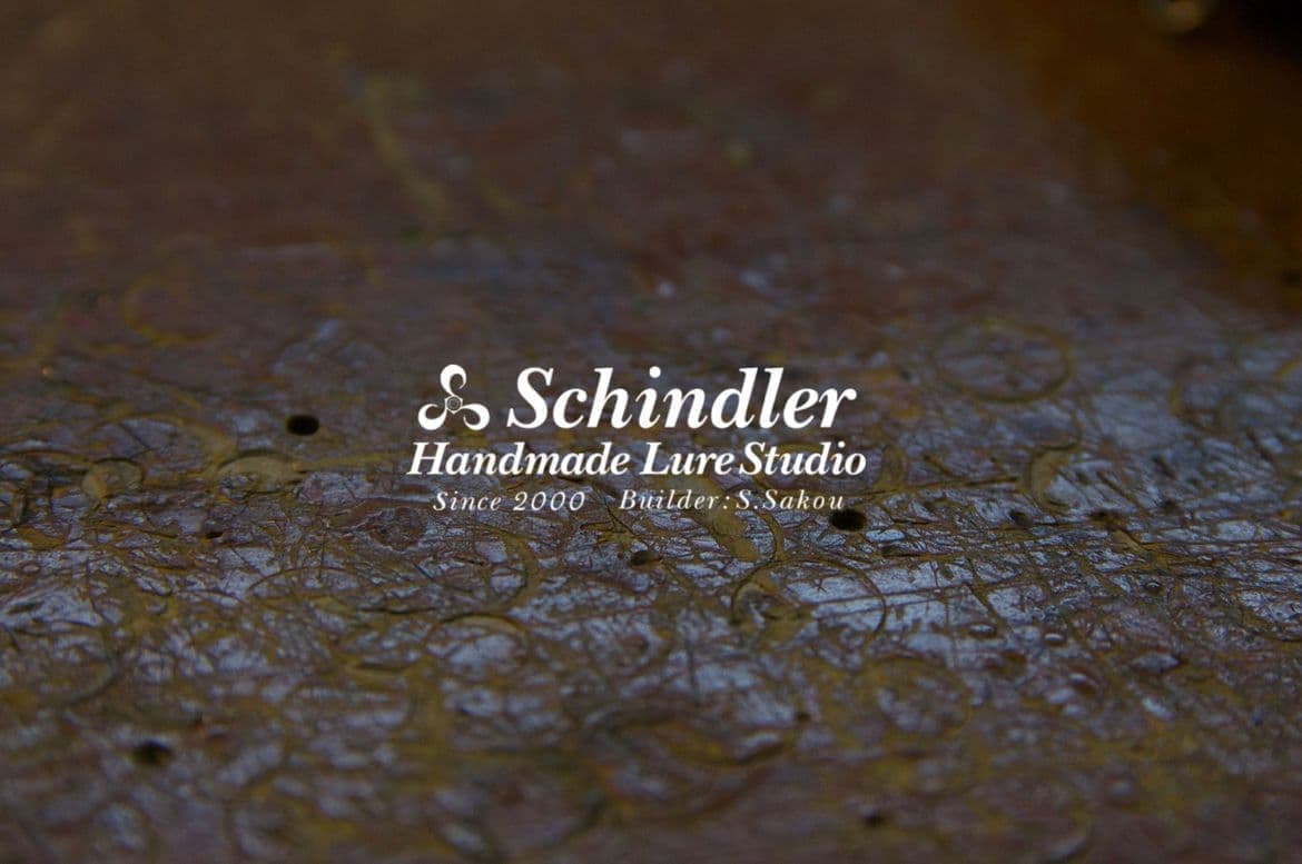 茶色い木製の机についた傷の跡