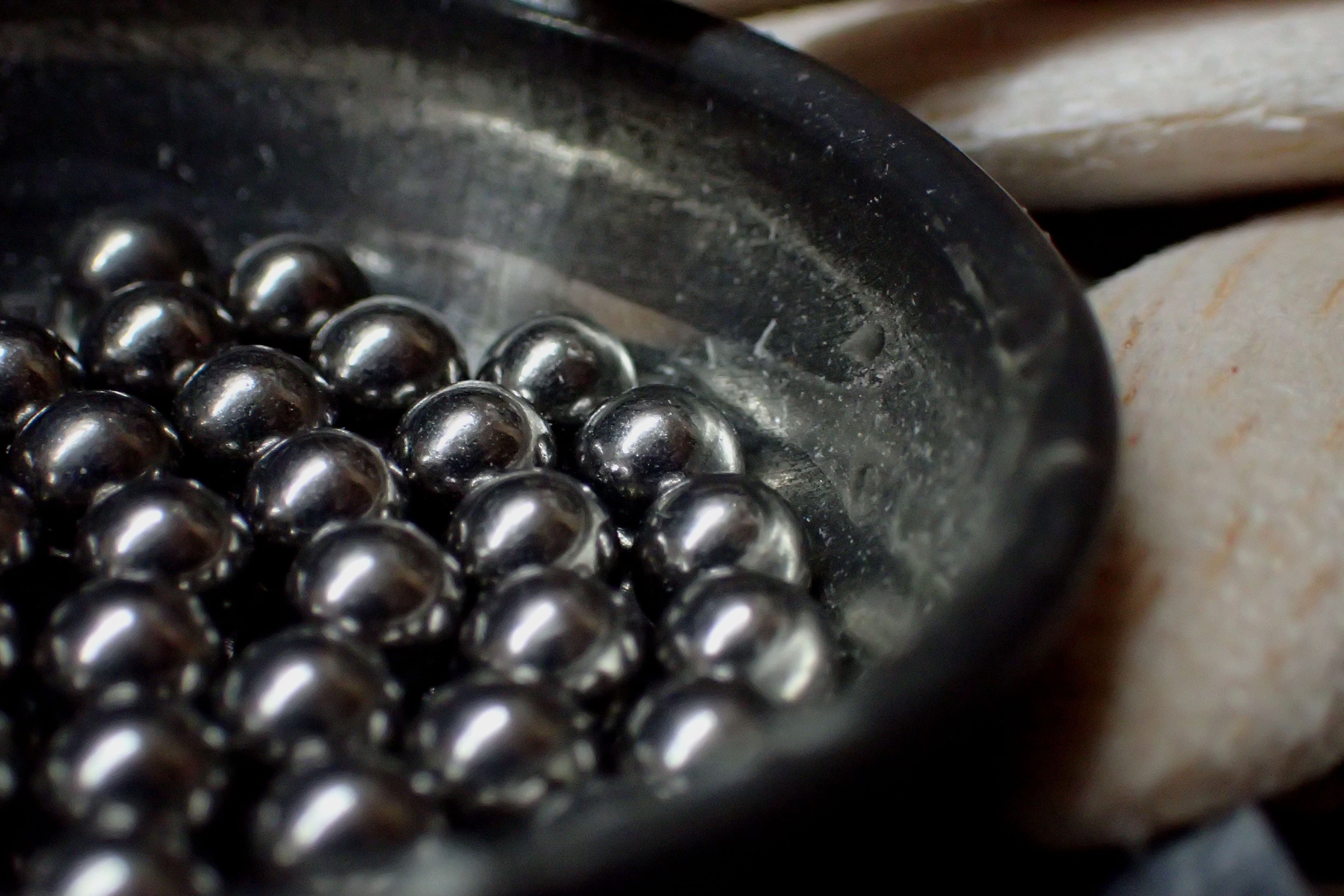 銀色に鈍く輝くタングステン