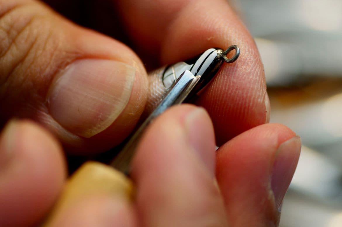 白いアユの唇を作る彫刻刀