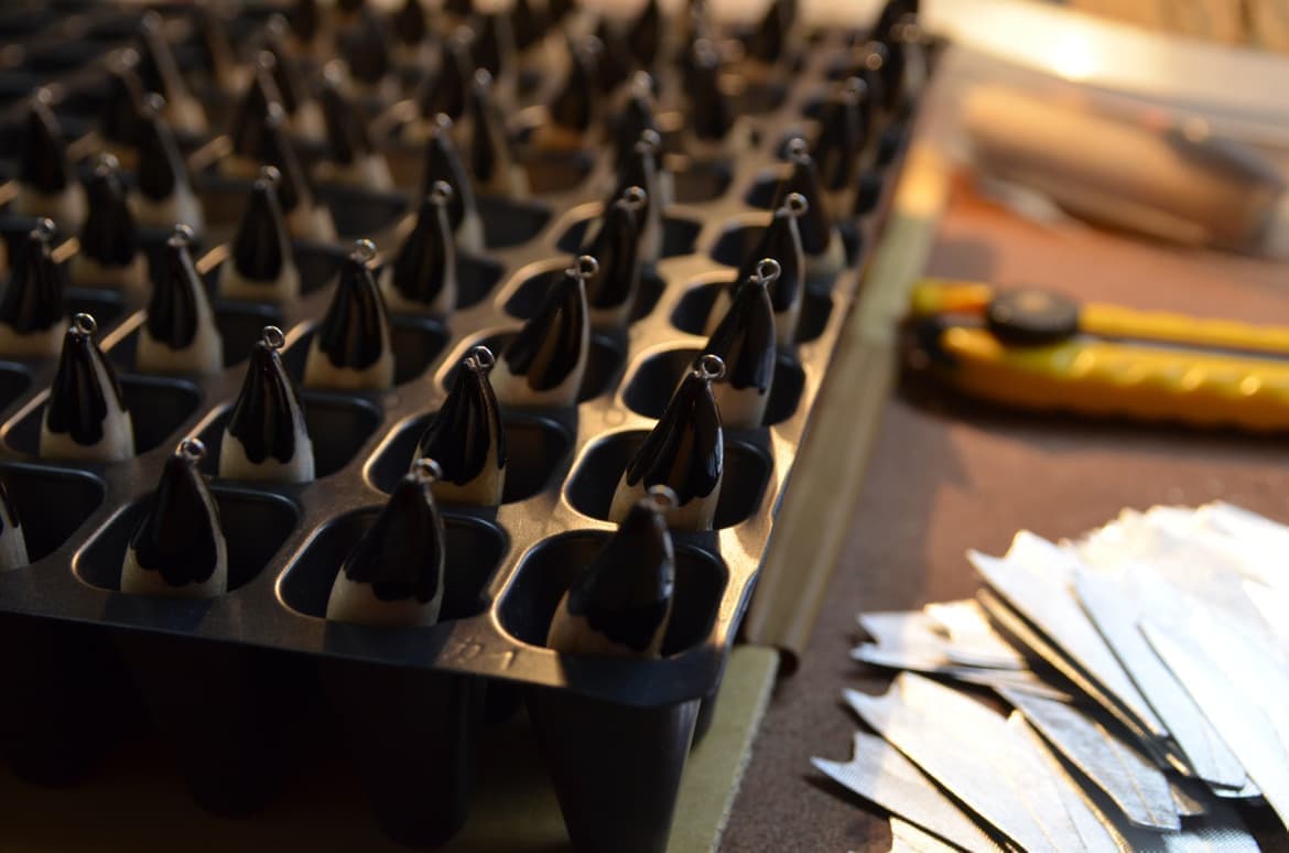 黒い箱に入ったウロコを貼る前のブランク