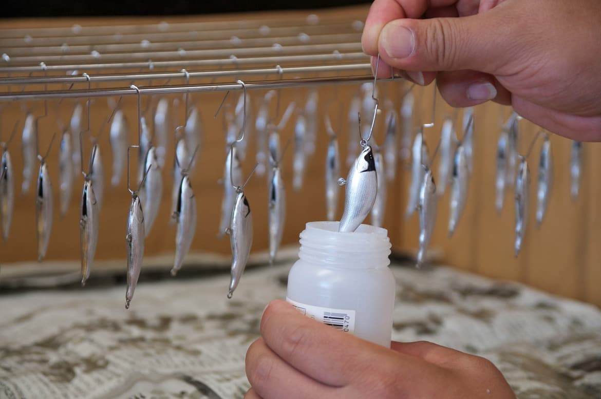 白い入れ物に入ったコーティング剤