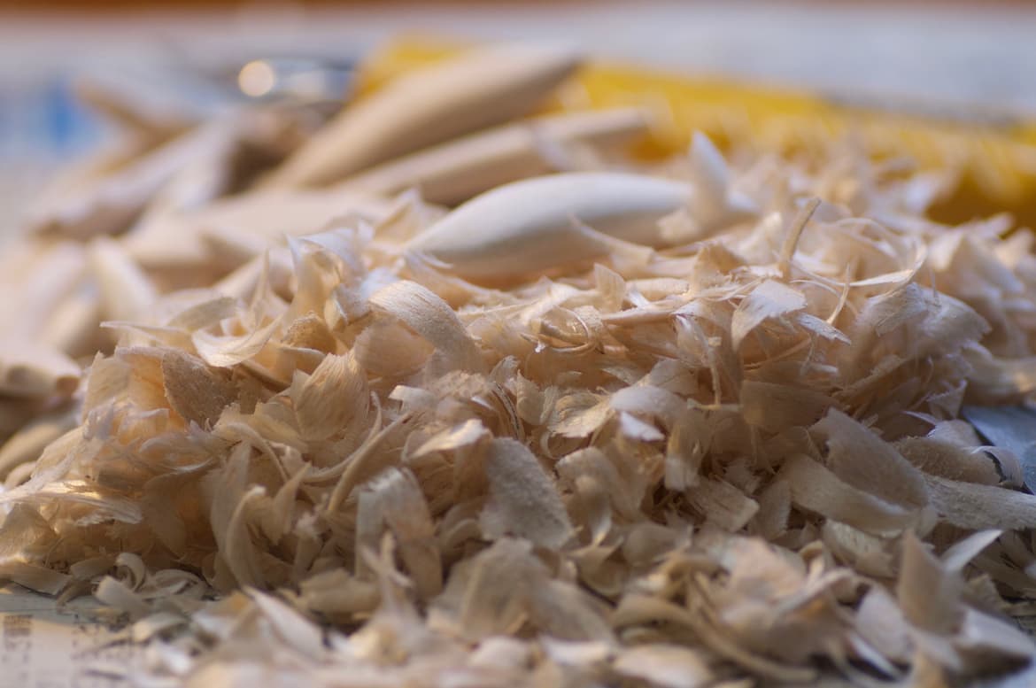 白色の柔らかいバルサの削りかす