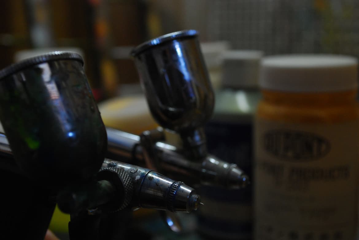 暗い工房にあるエアーブラシ