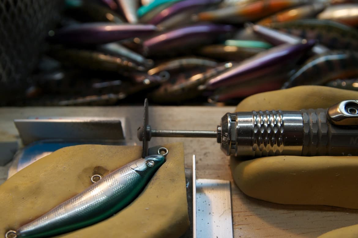 青いミノーのリップ付け作業