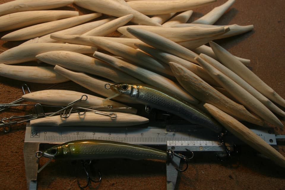 ノギスで長さを測るルアーとバルサ