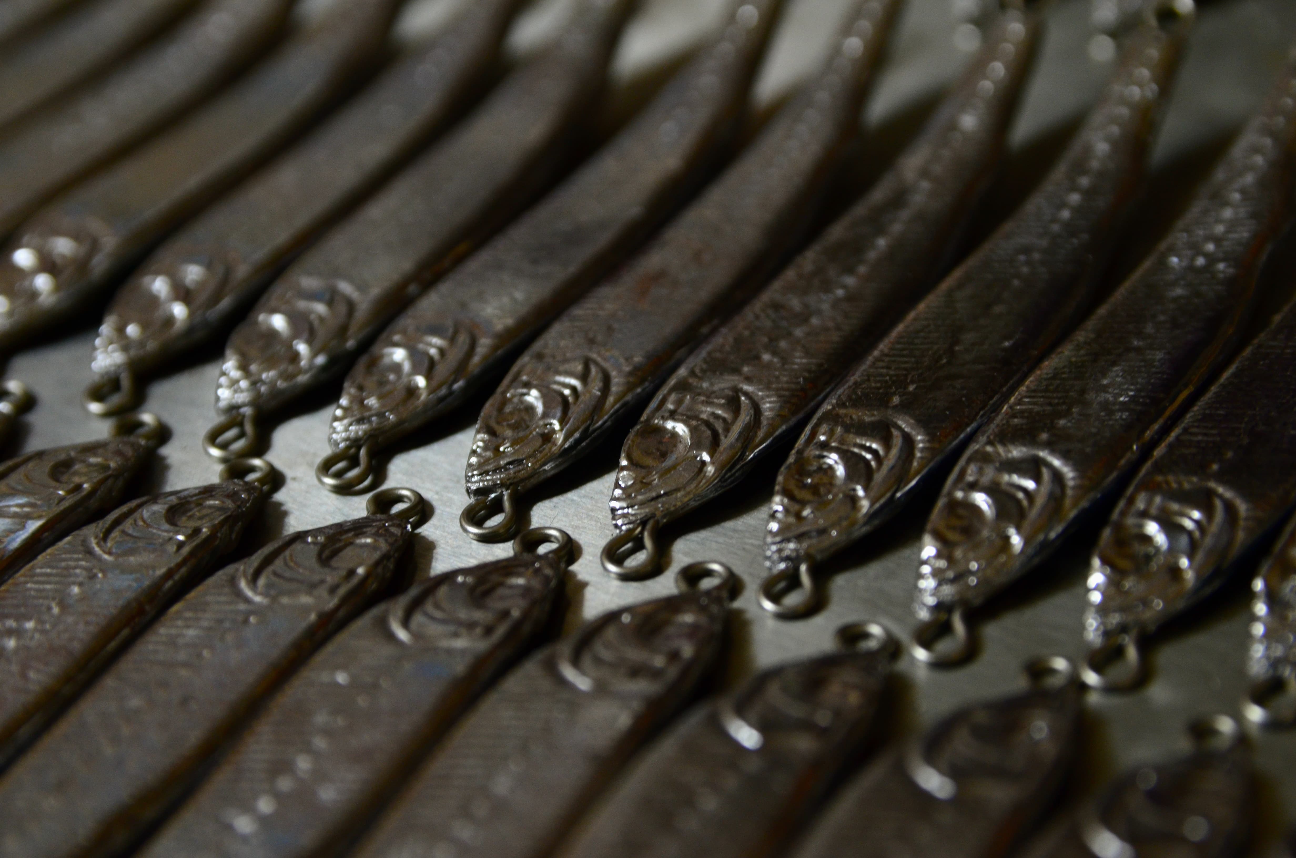 鉛色のハンドメイドルアー