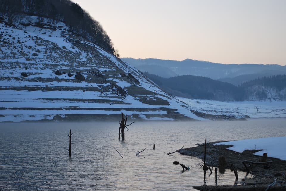 朝焼けのダム湖は凛としてたたずむ