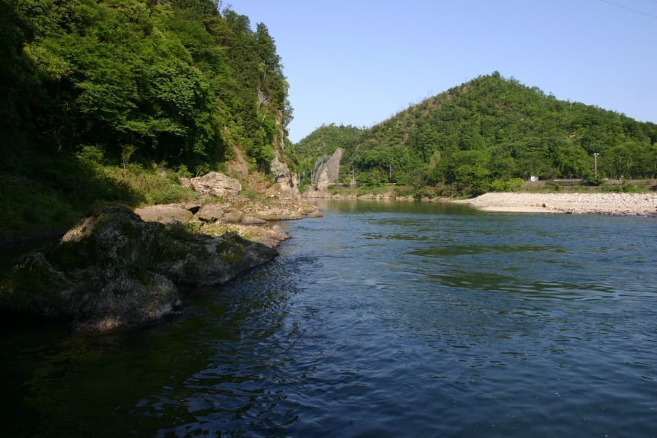大きな淵と緑の山。水中には本流アマゴ