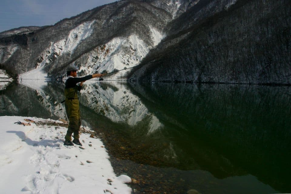 早春のダム湖にキャストを繰り返す