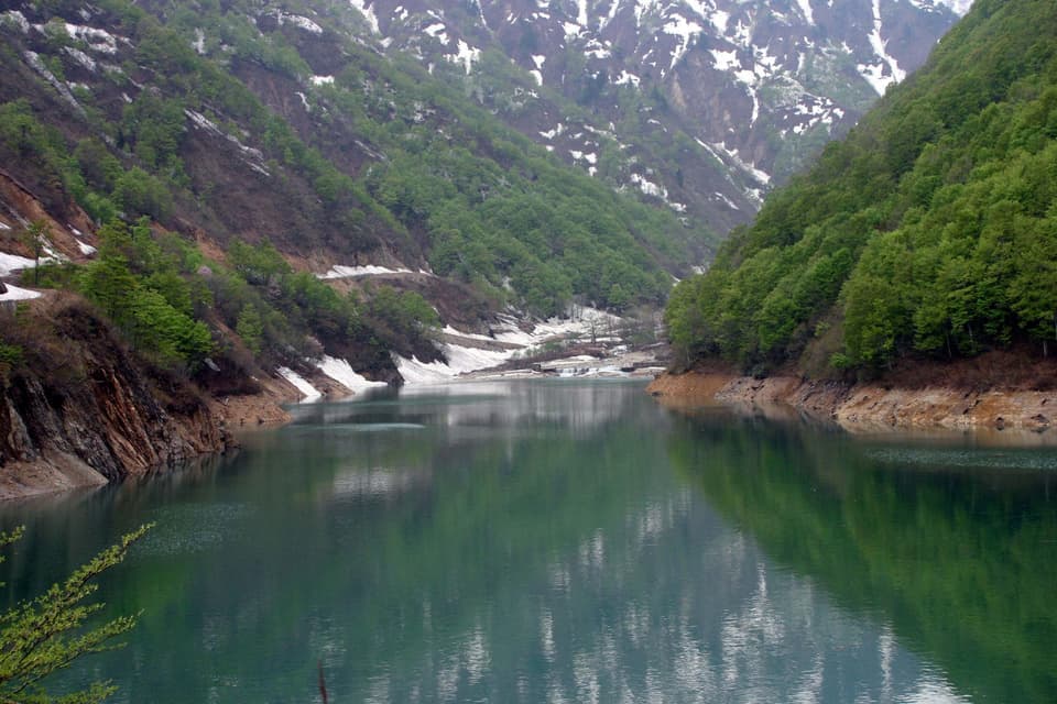 ゴールデンウィークの湖には残雪
