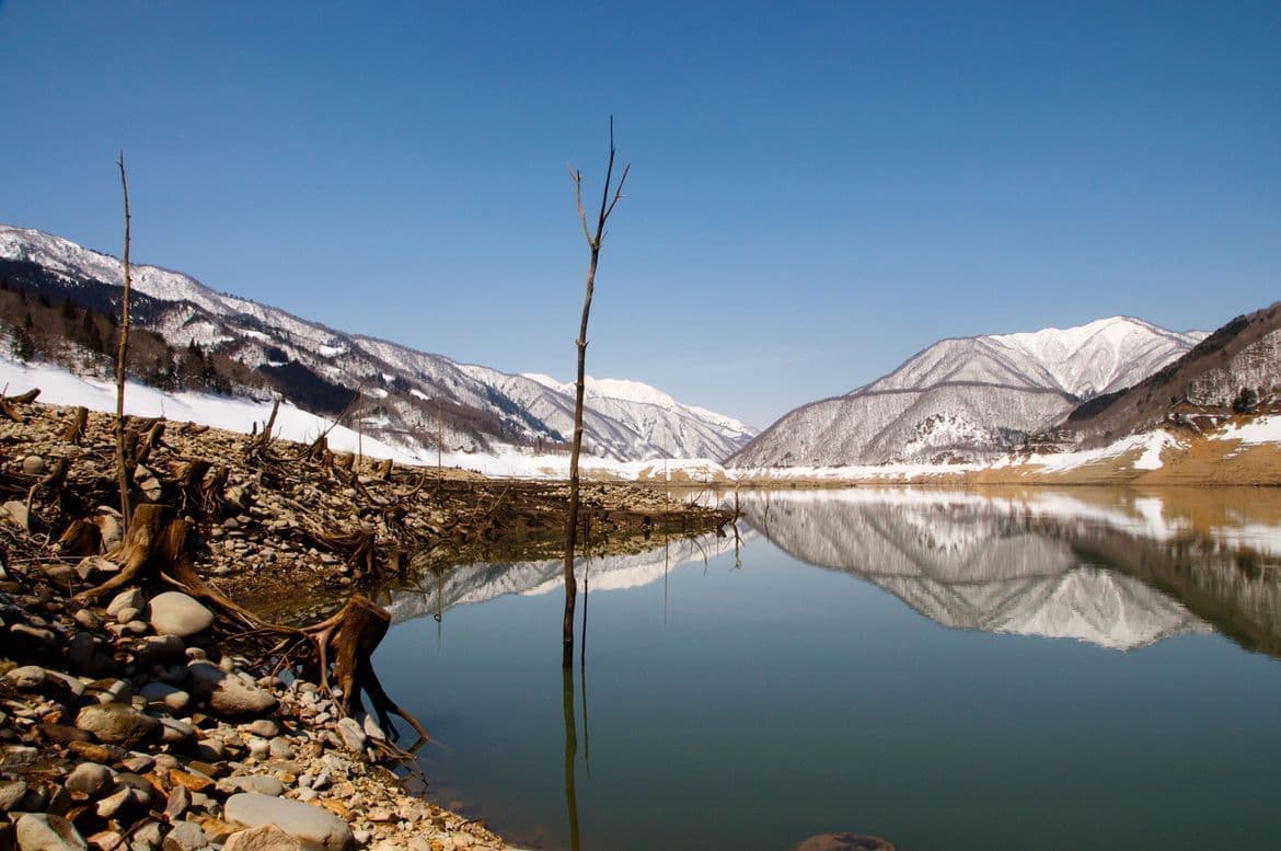 御母衣ダムの水面に映る雪山