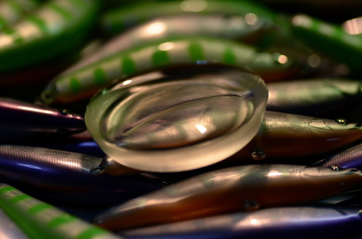 グリーンのルアーと琥珀のような塗料