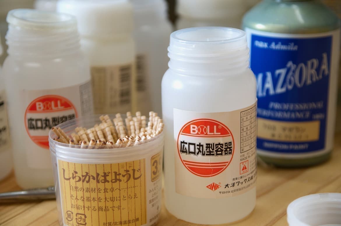 マジョーラカラーと白い容器