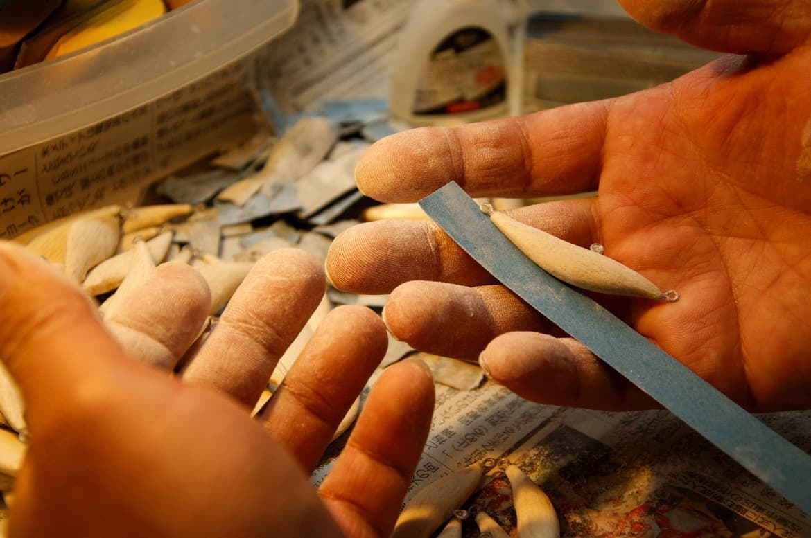 バルサの削りカスが付いた指