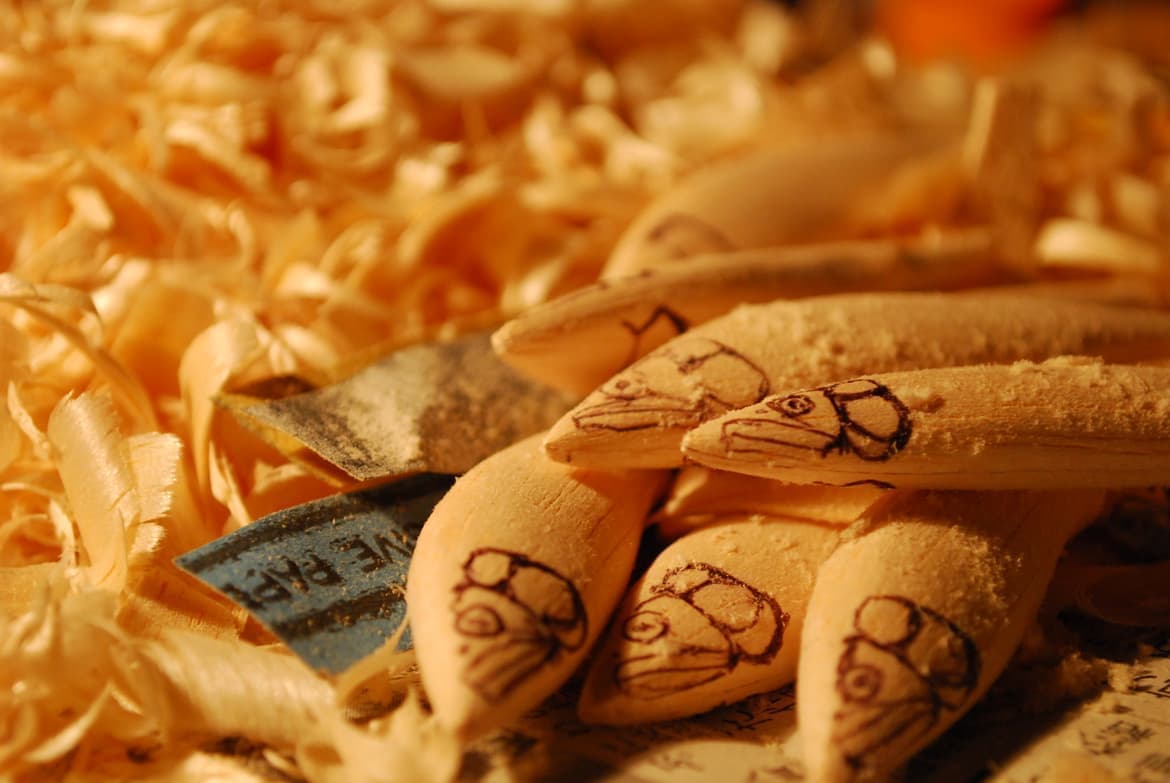 削られたバルサとアユの顔のミノー