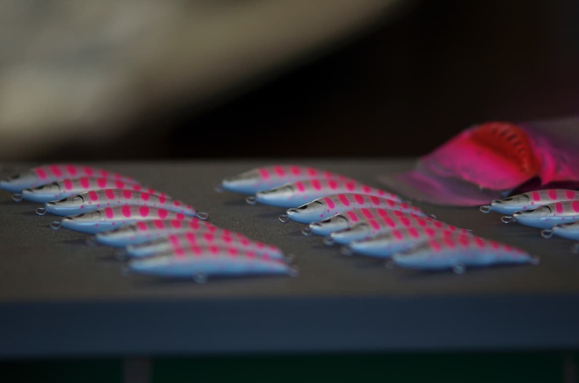 ピンク色に塗装中のルアー