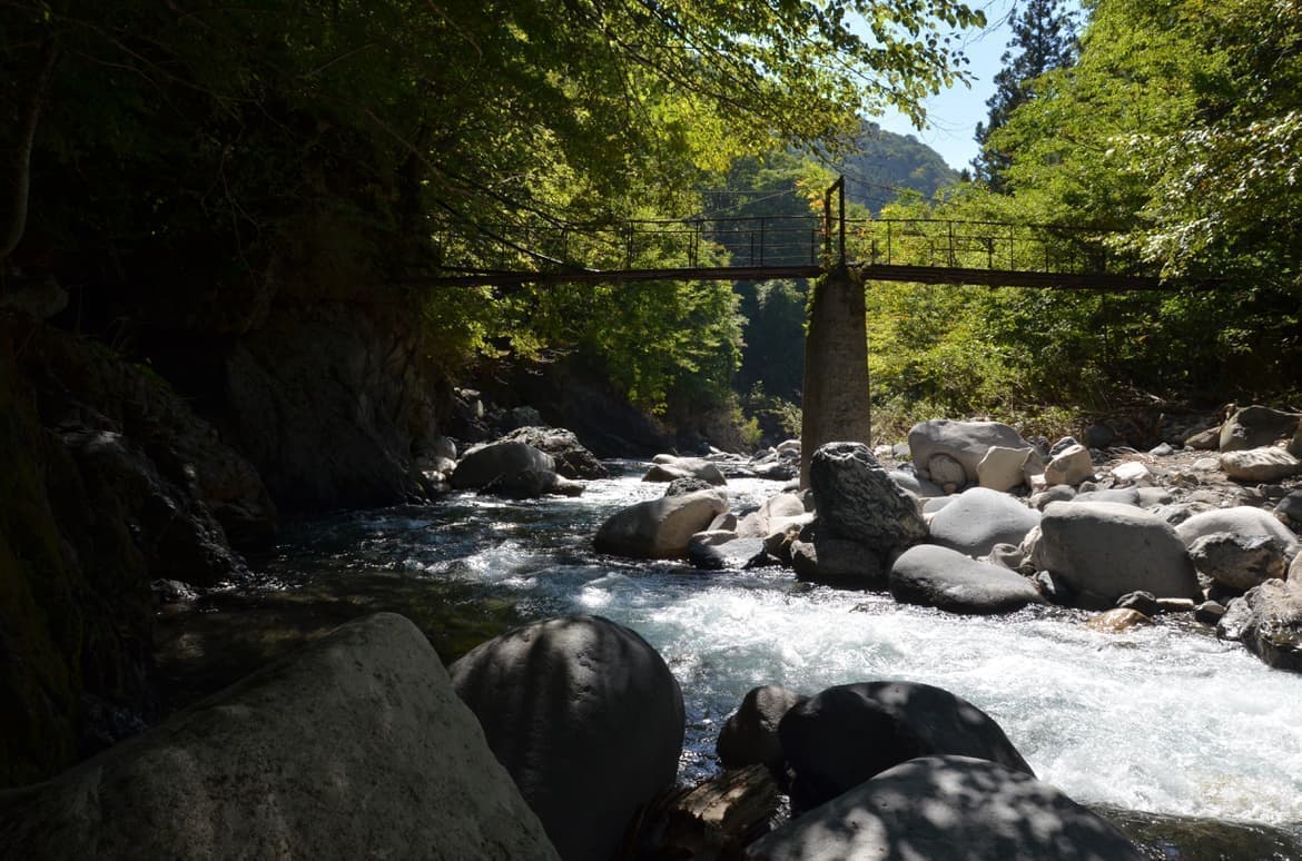 古い橋が印象的な晴れた渓流