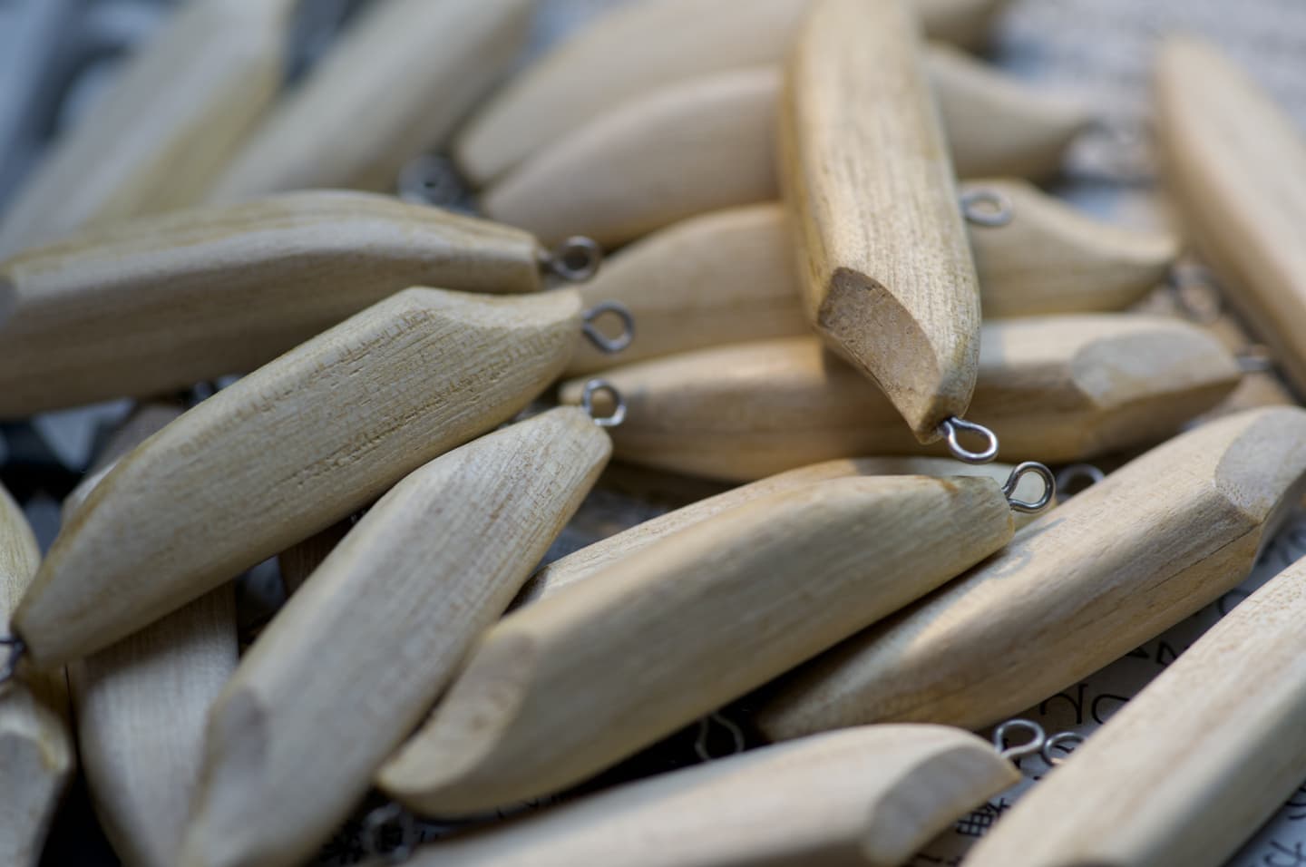 光に照らされたキャスト後のルアー